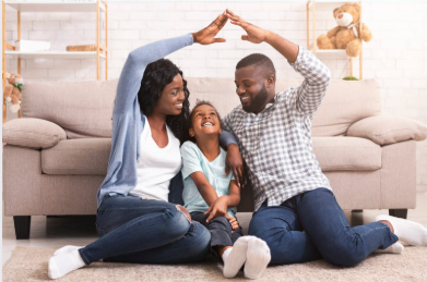 Parents et enfants riant ensemble lors d'un atelier